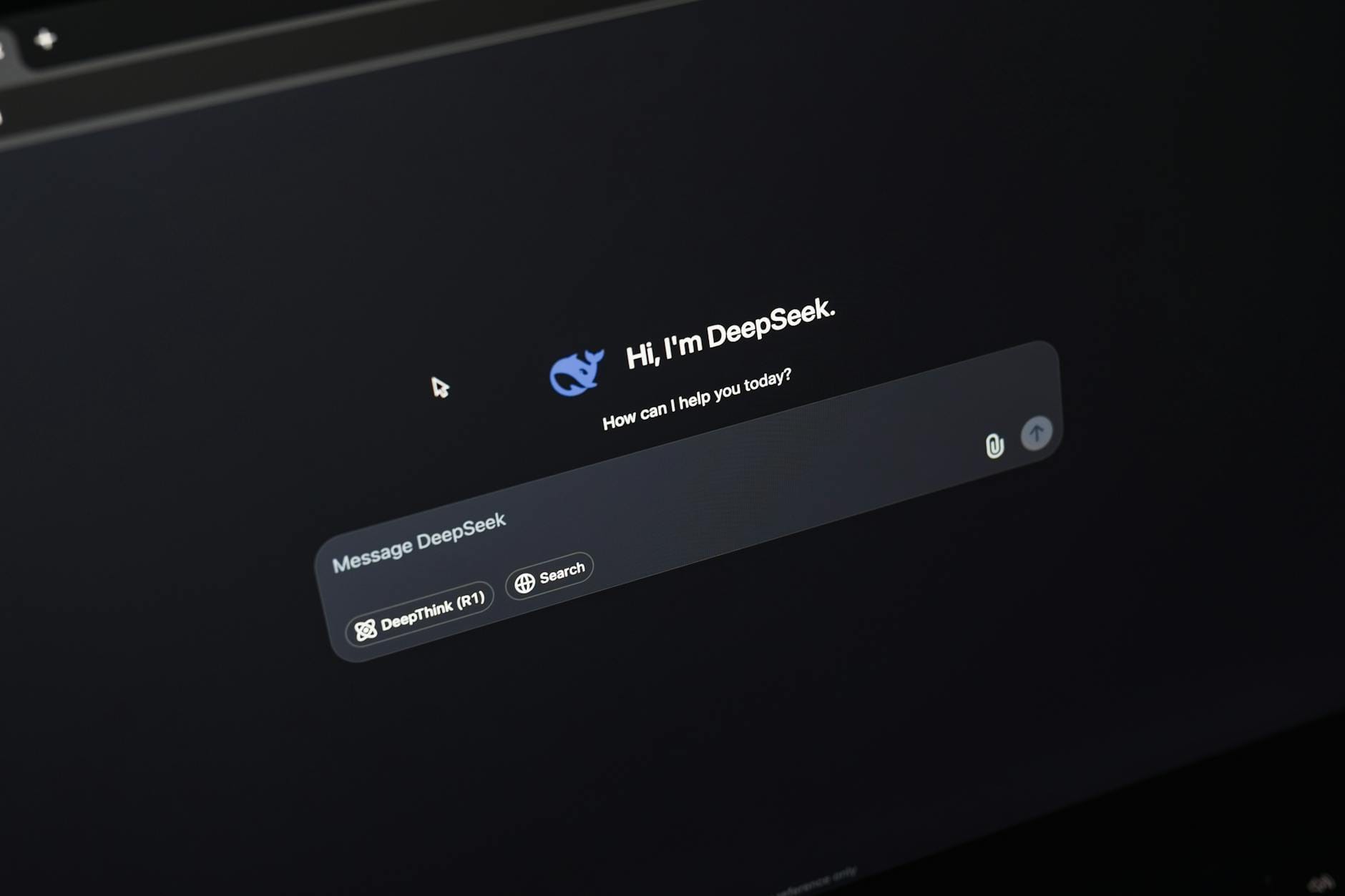 Ekran komputera z interfejsem czatu AI DeepSeek na ciemnym tle