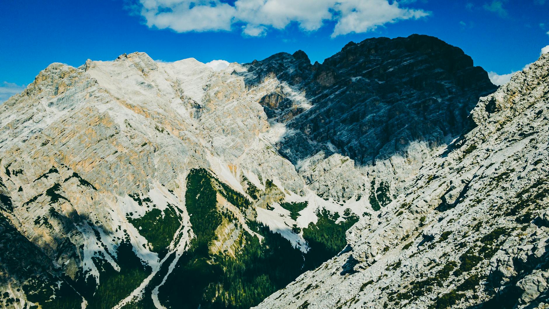 Górski krajobraz z poszarpanymi szczytami i dolinami w słoneczny dzień