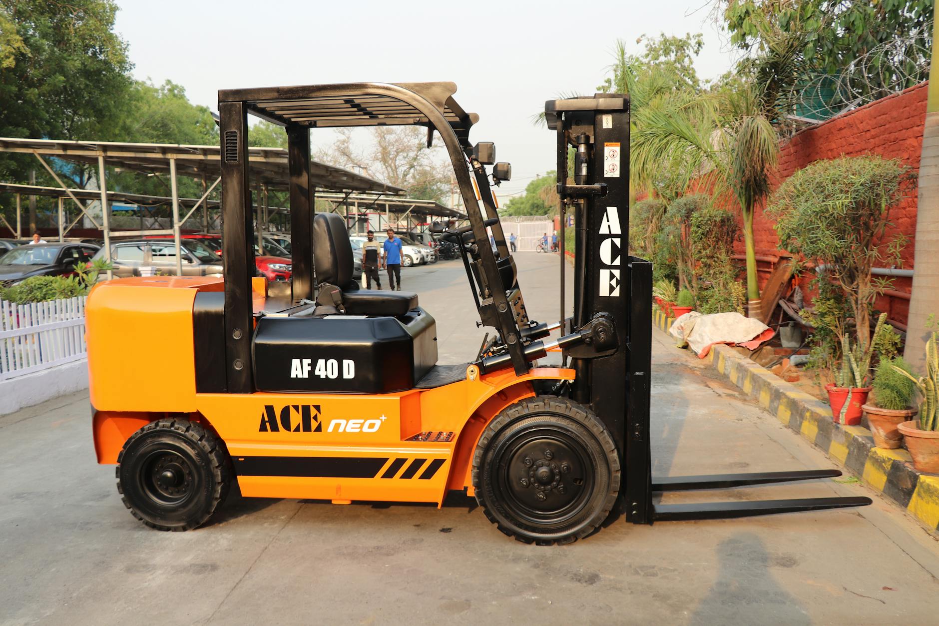 Widok z boku wózka widłowego ACE Neo AF 40D zaparkowanego na zewnątrz