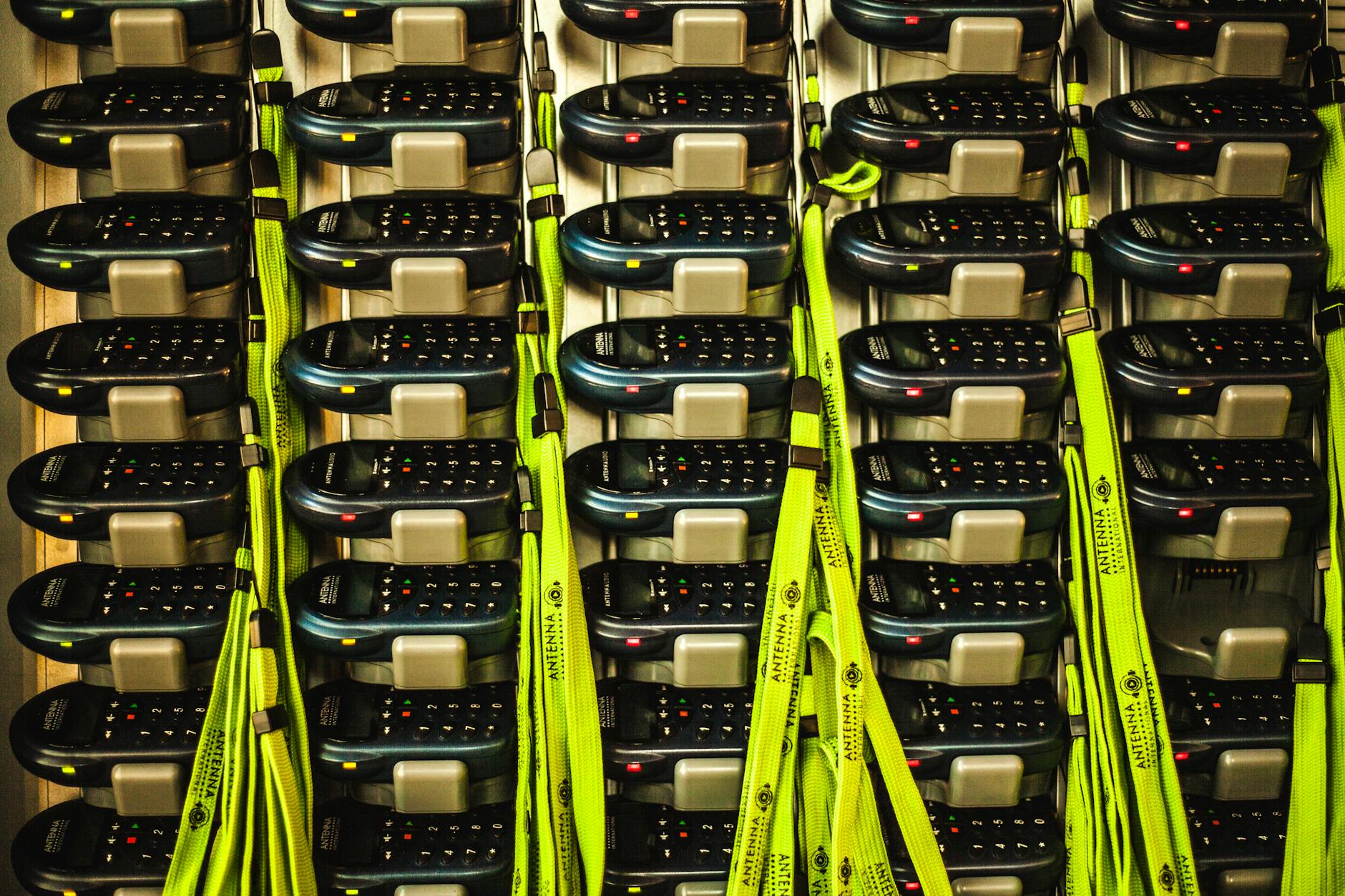 Urządzenia elektroniczne w magazynie podłączone do kabli ładowania