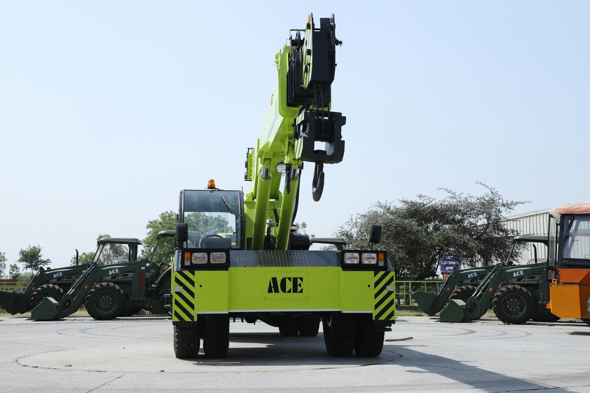Żółty żuraw samojezdny ACE F25 na placu przemysłowym