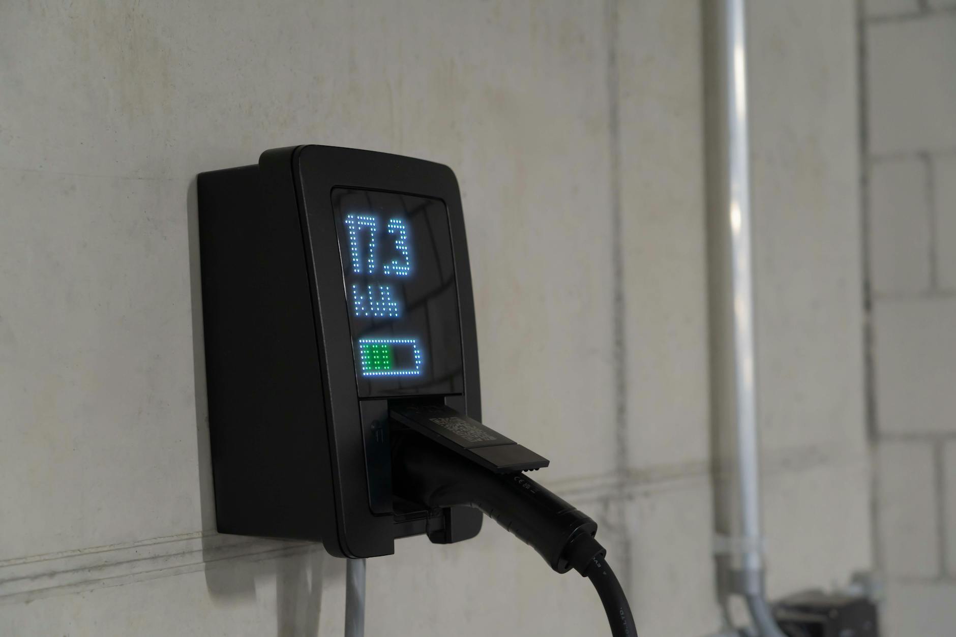 Zbliżenie na stację ładowania pojazdu elektrycznego w hali