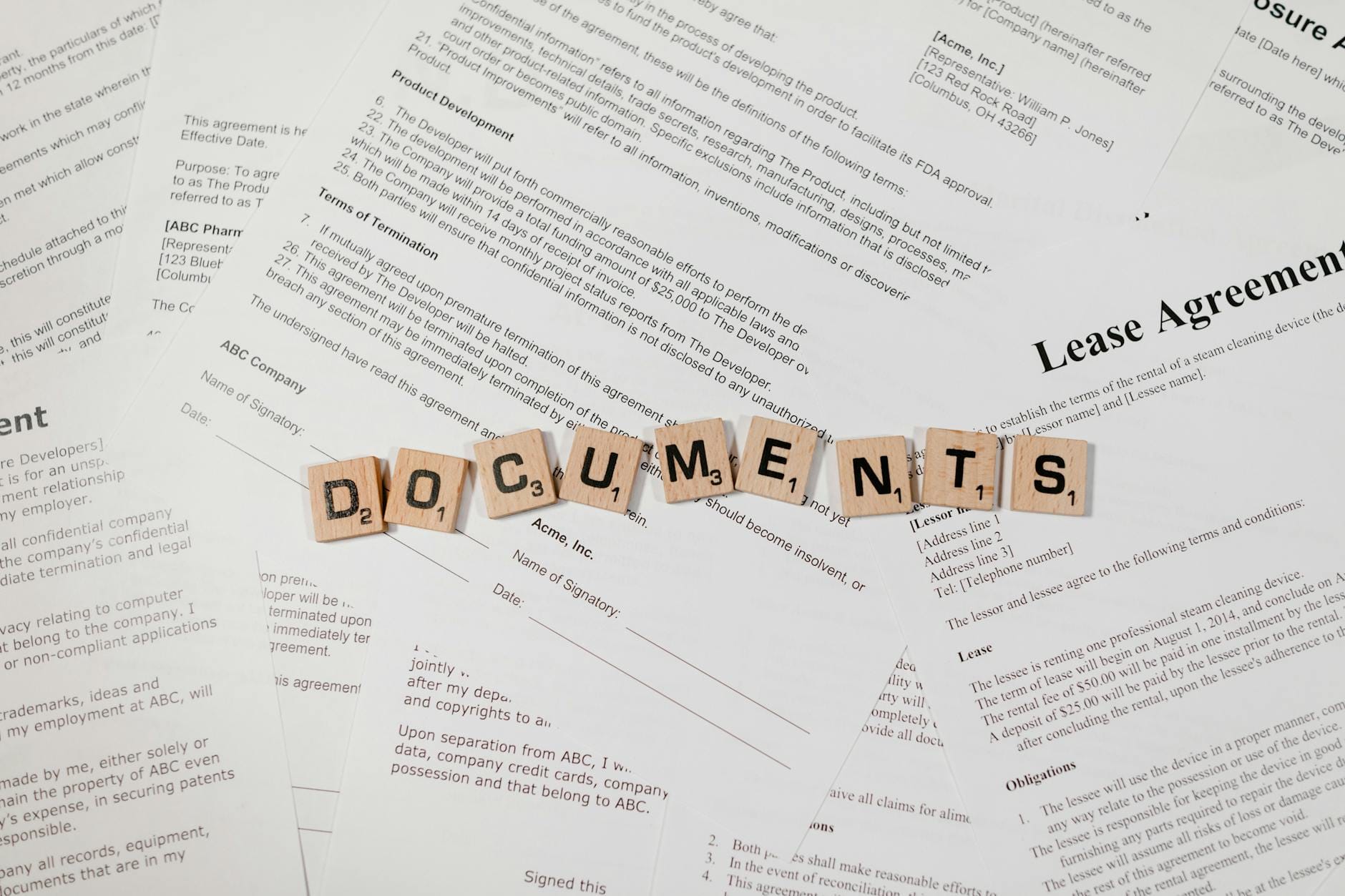 Kafelki z napisem DOCUMENTS na tle umów leasingu wózków widłowych