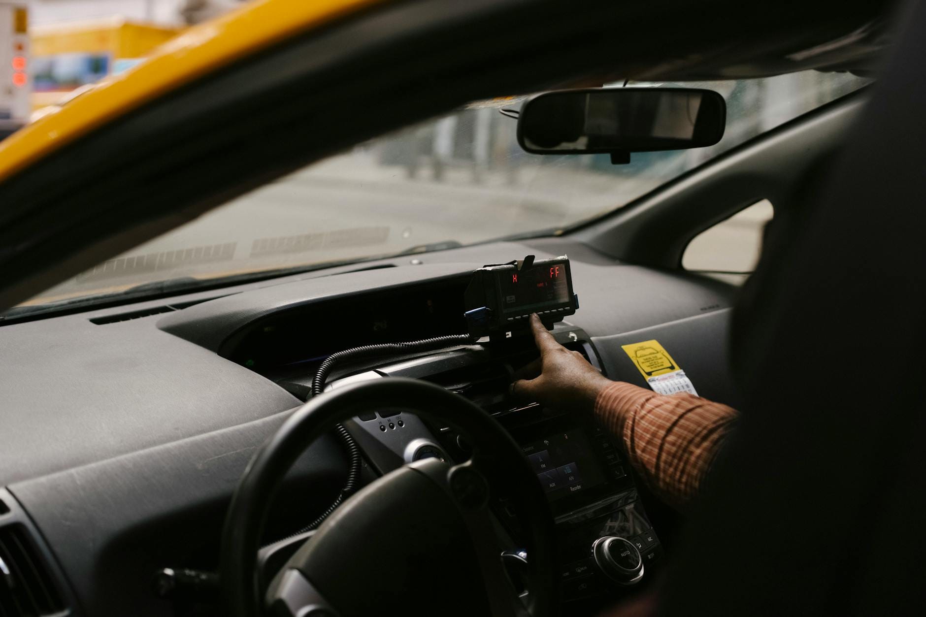 Kierowca taksówki korzysta z nawigacji GPS podczas jazdy po mieście