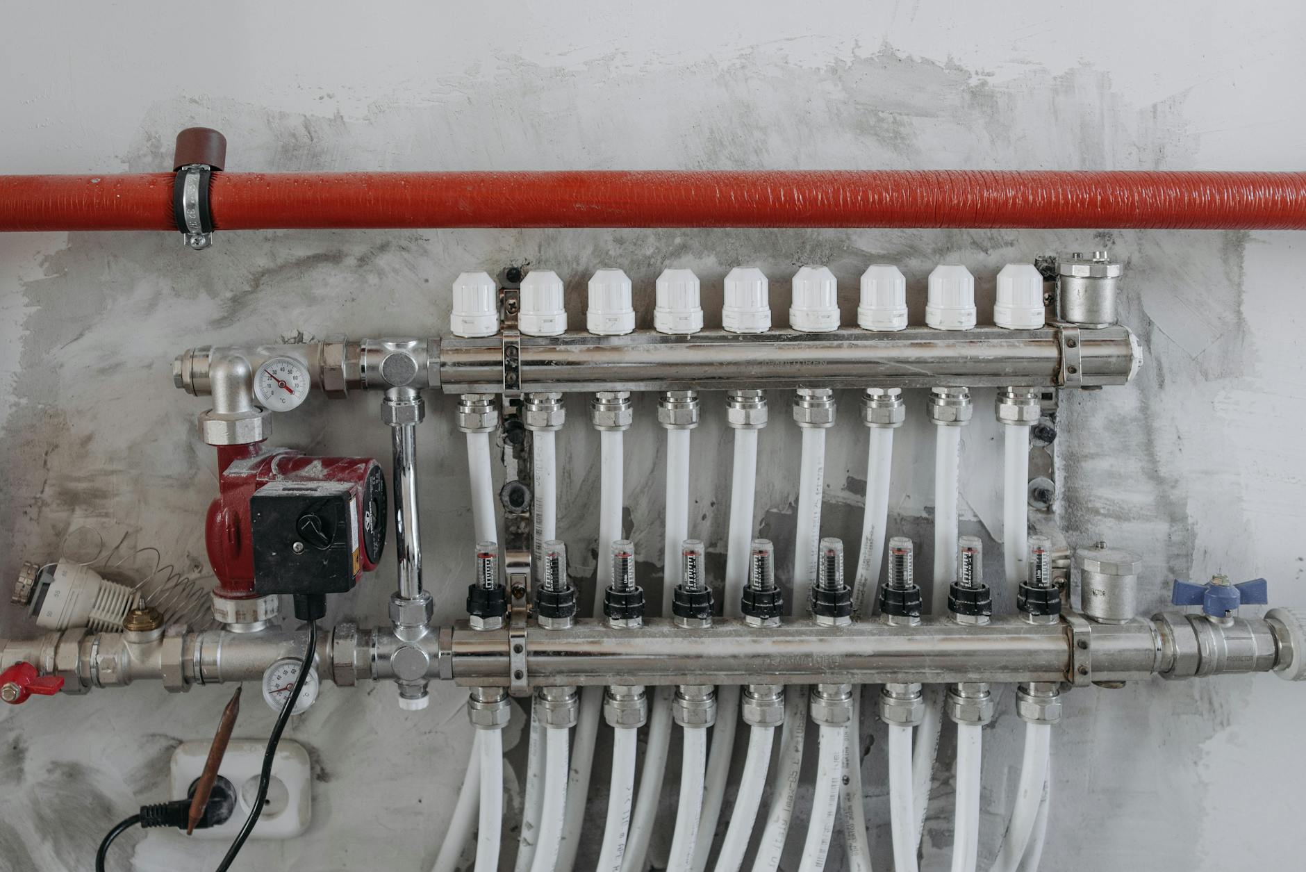 Zbliżenie na przemysłowy rozdzielacz hydrauliczny z manometrami