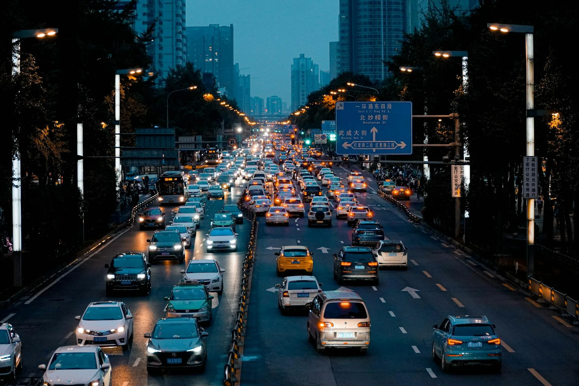 Wieczorny ruch uliczny w centrum Chengdu w Chinach