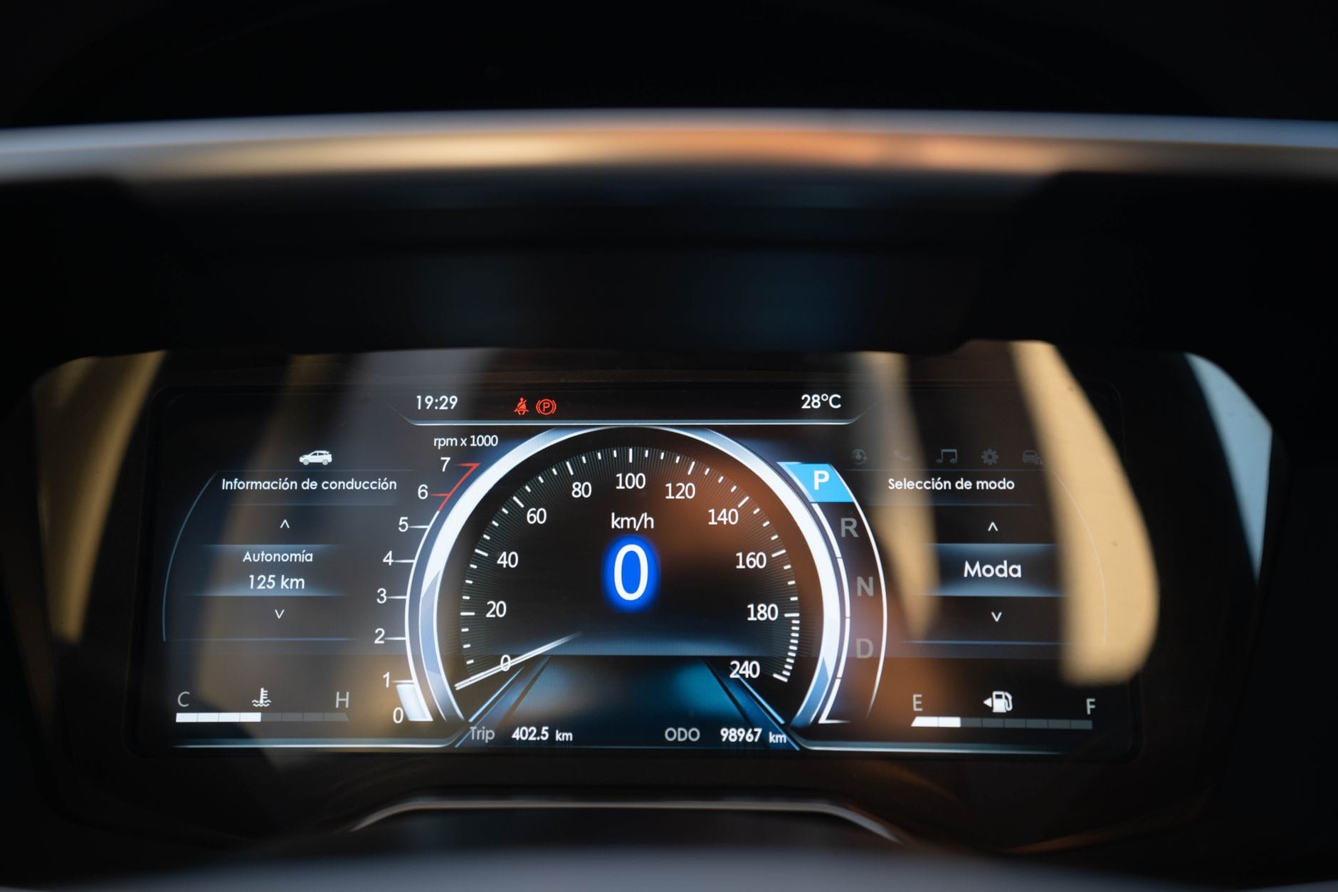 Czy telematyka w wózkach widłowych się opłaca? Kalkulacja na realnych danych Cyfrowy licznik prędkości w pojeździe pokazujący 0 km/h