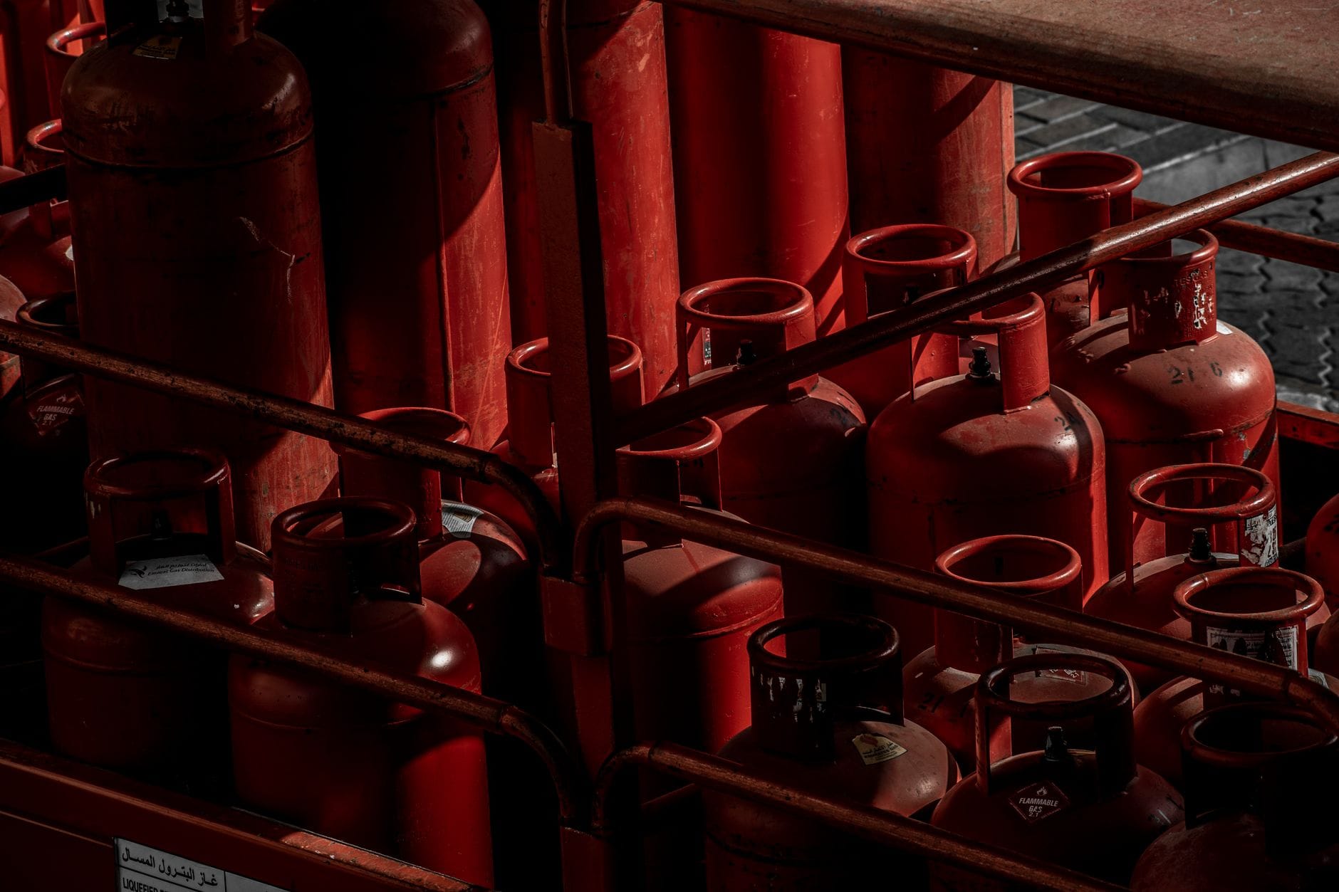 Niewidoczne koszty LPG: butle, przeglądy, wentylacja i bezpieczeństwo w magazynie Czerwone butle z gazem LPG ustawione w rzędach w magazynie