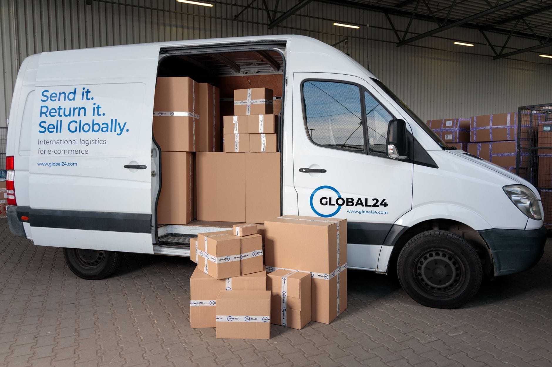 Miejsce na zwroty: jak zorganizować strefę reverse logistics Dostawczy van załadowany kartonami przed wysyłką logistyczną