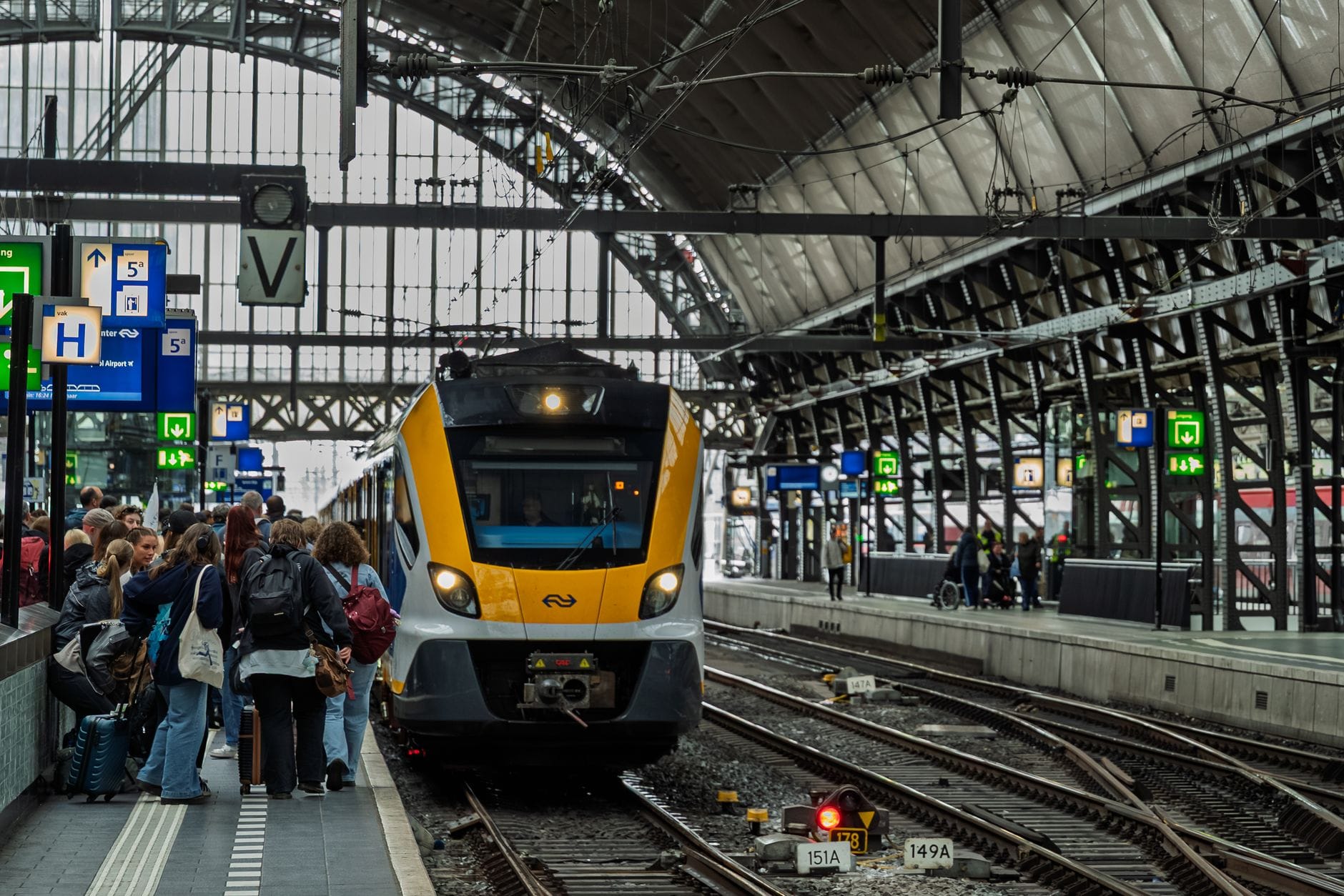 Tłoczny peron na dworcu Amsterdam Centraal, przyjazd pociągu Tłoczny peron na dworcu Amsterdam Centraal, przyjazd pociągu